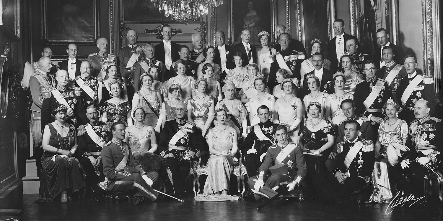Gruppbild av brudparet Fredrik IX och drottning Ingrid tillsammans med bröllopsgästerna vid deras bröllop