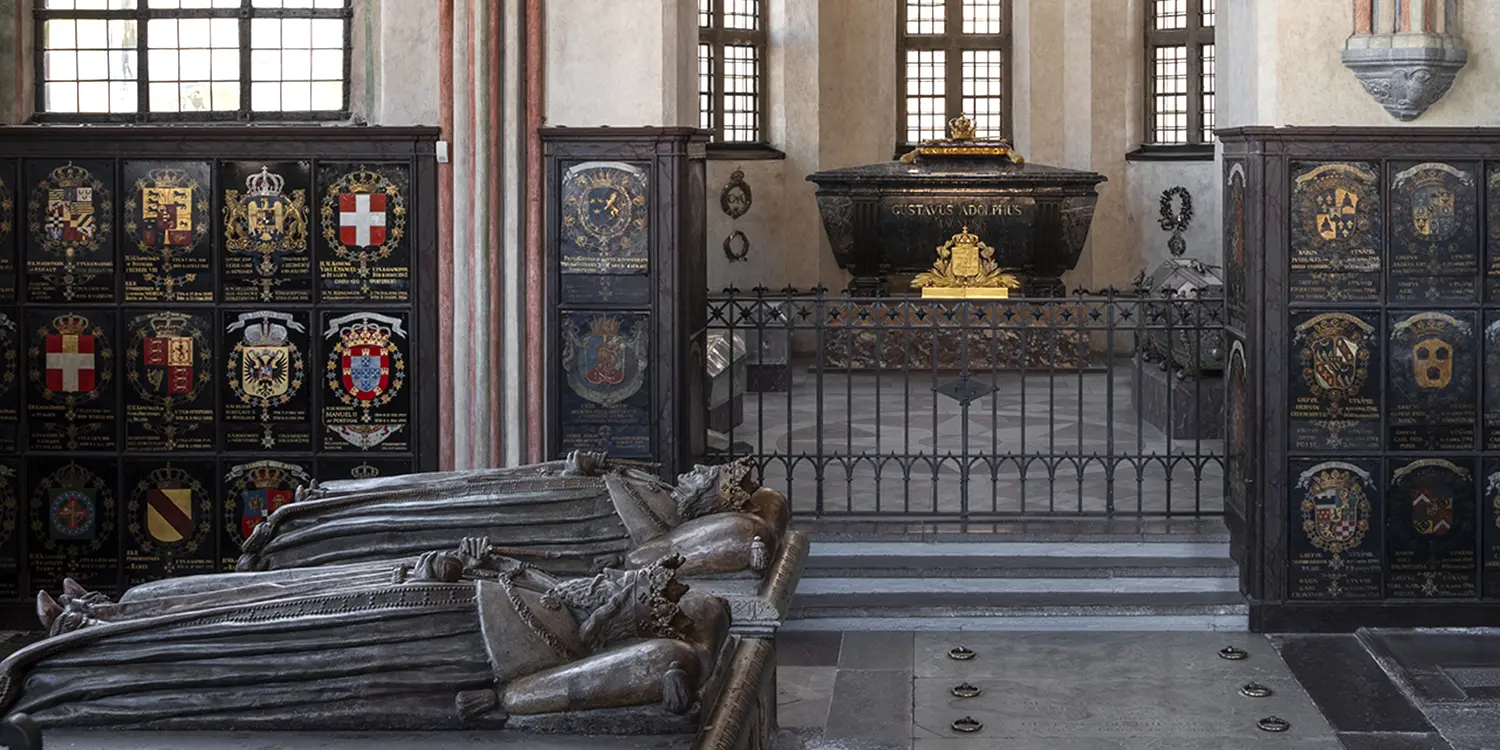 Gustav II Adolfs stora sarkofag och medeltidskungarna Karl Knutsson Bondes och Magnus Ladulås gravtumbor.