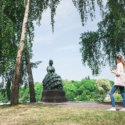 Kungliga promenader på Kungliga Djurgården. Ladda ned gratis promenad app och kombinera natur, skulptur, arkitektur och kultur.